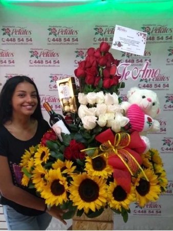 flor-floristeria-medellin-n015-en-su-boda-que-el-amor-los-acompane-siempre-haciendo-de-cada-dia-un-nuevo-comienzo-y-de-cada-sueno-una-feliz-realidad-felicidades-flor-floristeria-medellin